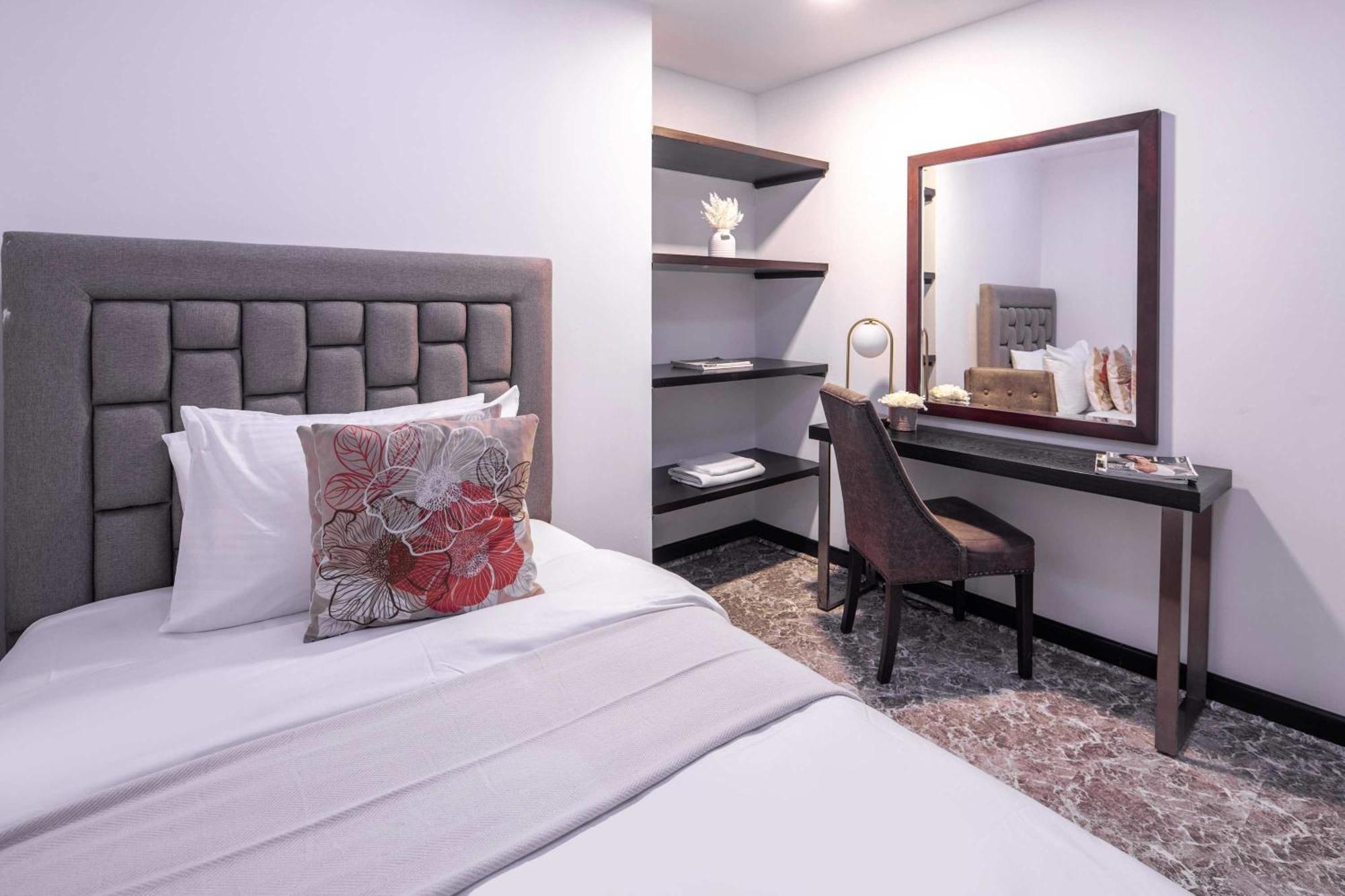 Frank Porter - Al Futtan Tower Apartment