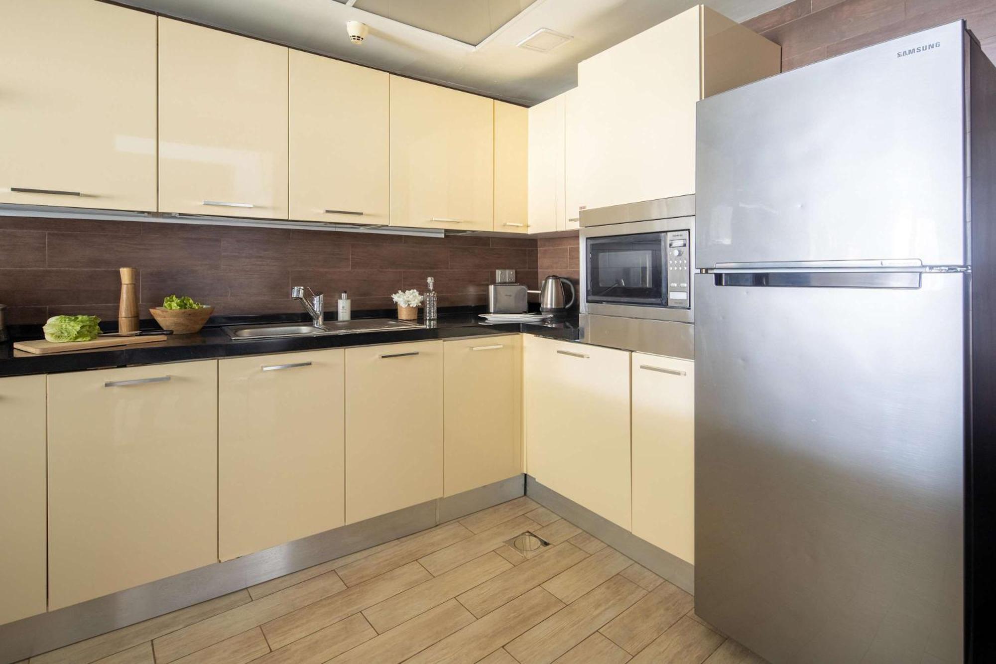 Frank Porter - Al Futtan Tower Apartment *
