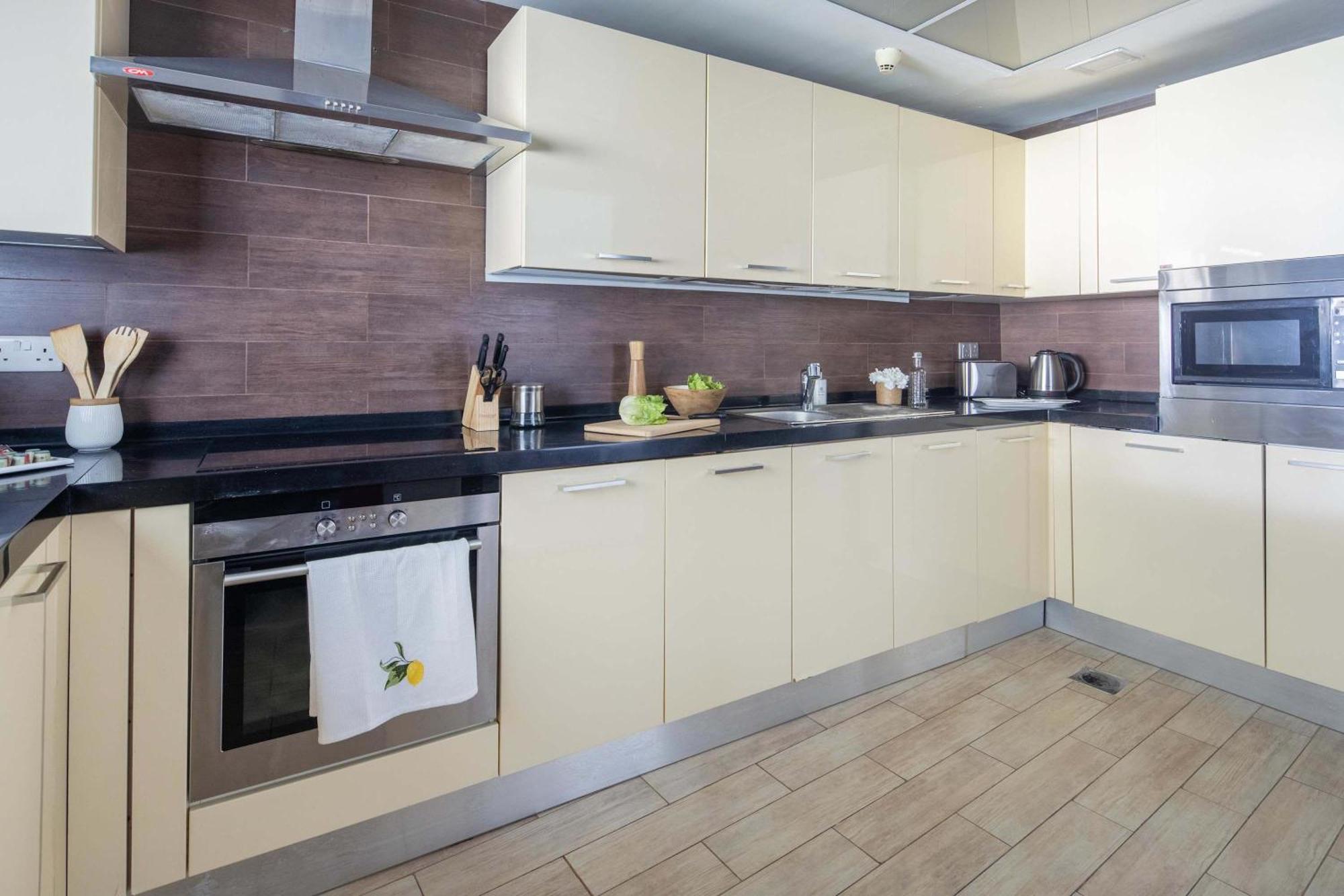 Frank Porter - Al Futtan Tower Apartment